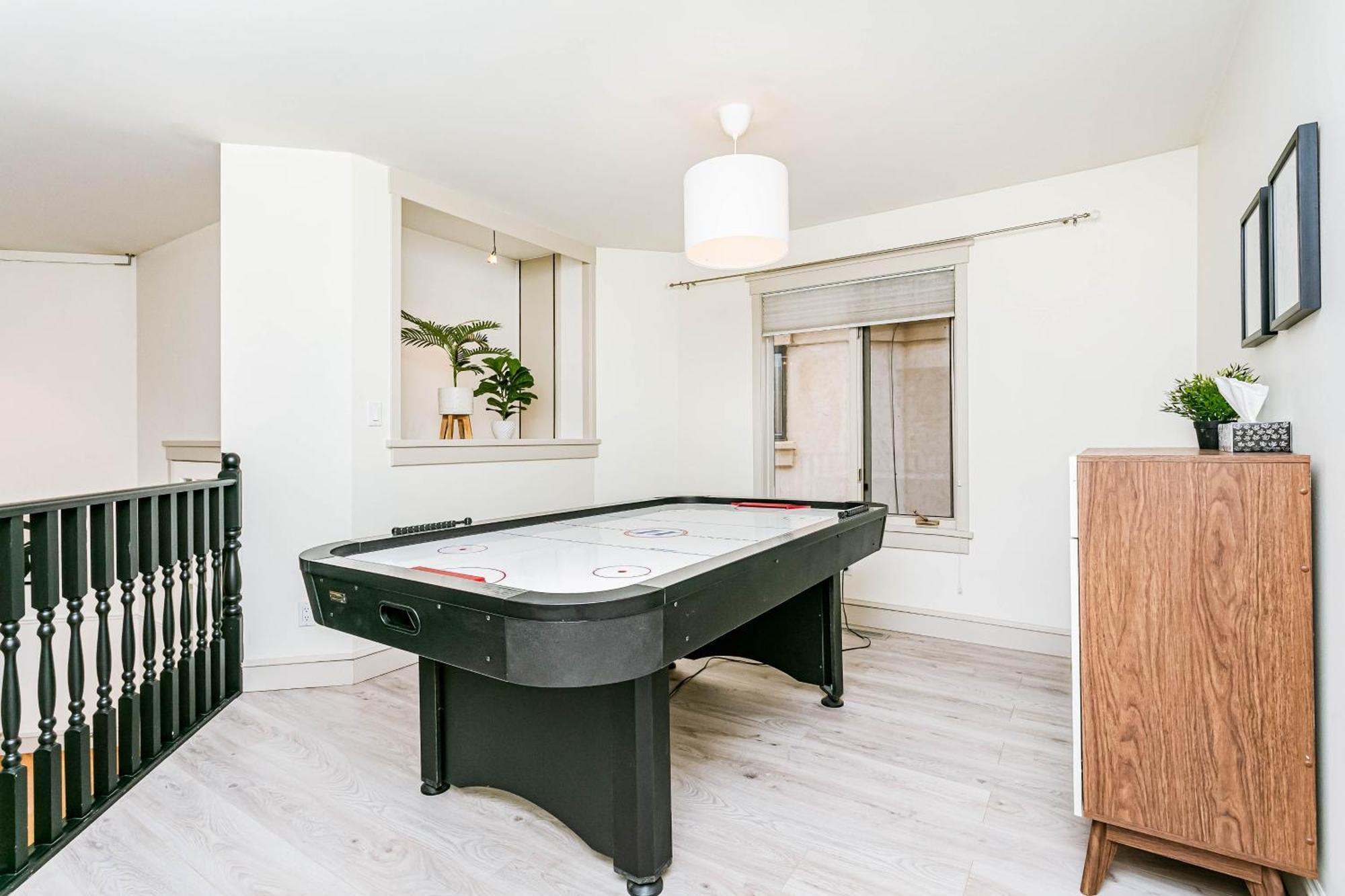 Chic Central 4Bdrm Home-King Bed-Airhockey-Mins Dt Edmonton Exteriör bild