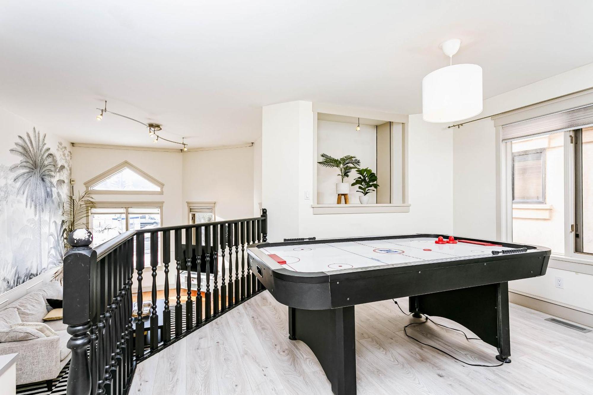 Chic Central 4Bdrm Home-King Bed-Airhockey-Mins Dt Edmonton Exteriör bild