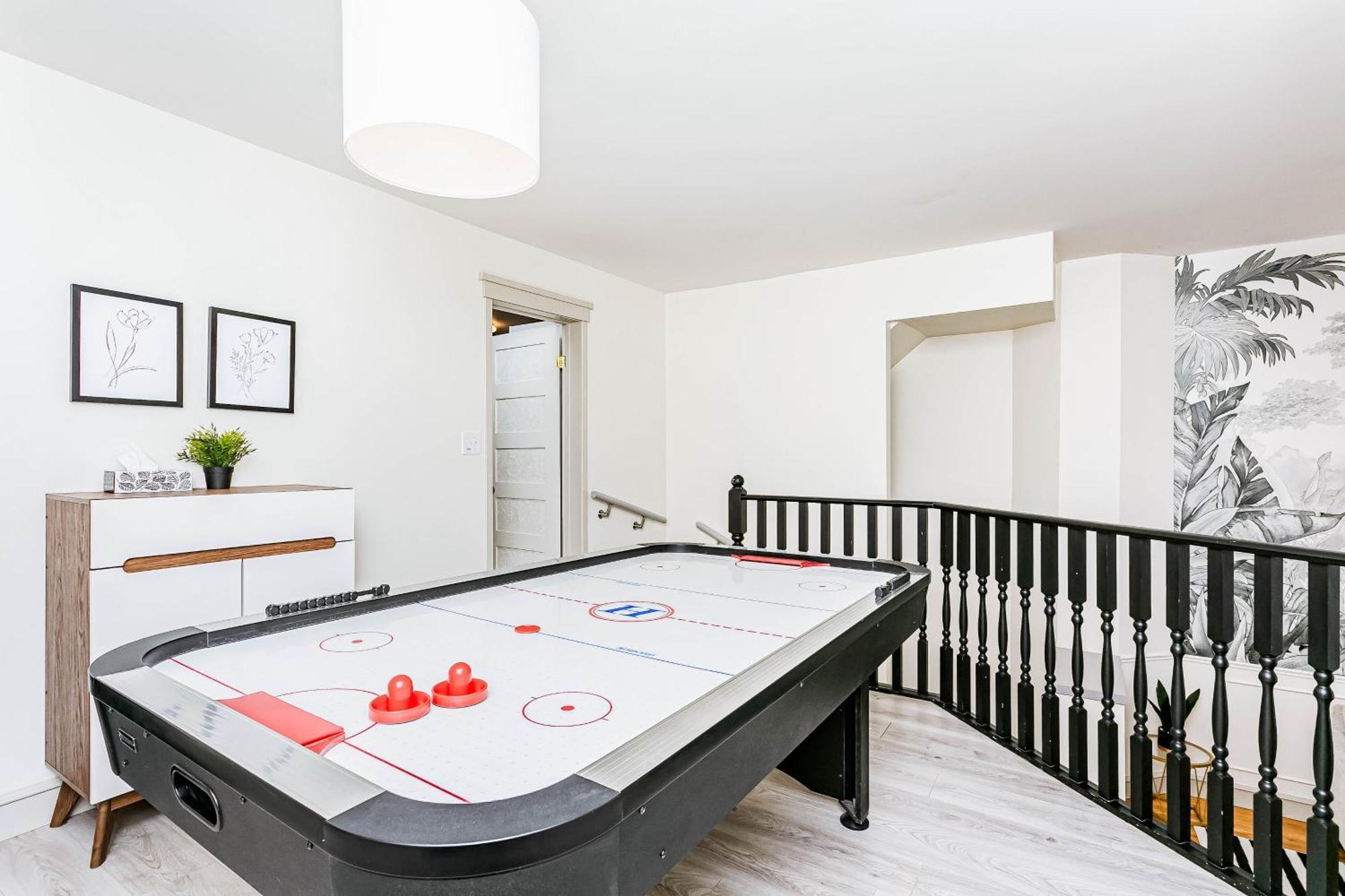 Chic Central 4Bdrm Home-King Bed-Airhockey-Mins Dt Edmonton Exteriör bild